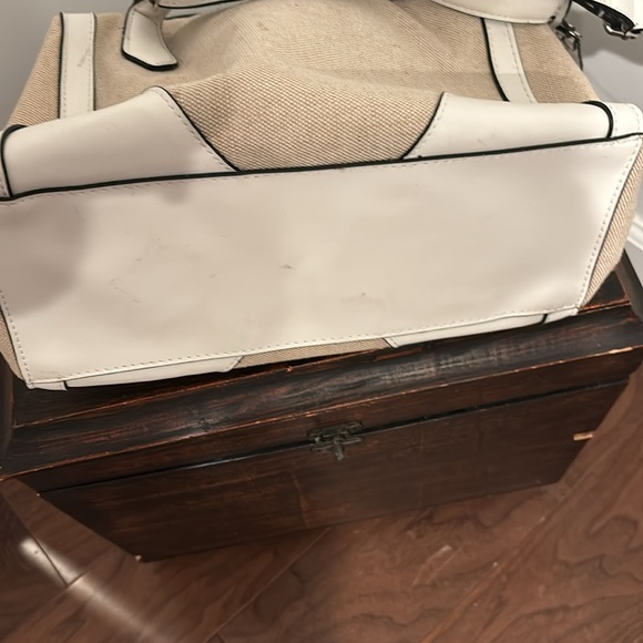 Women’s cream and off-white shoulder bag by London Fog. - Picture 4 of 5